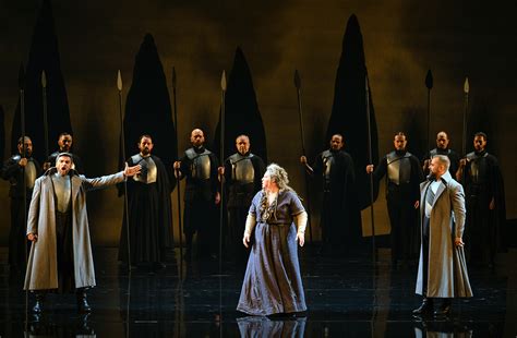  Il Trovatore, en episk opera som flyter mellan passion och melodiskt kaos