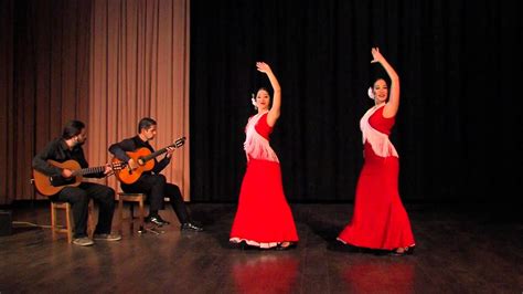 Entre Dos Aguas: En Passionerad Flamenco Tangosom Balanserar Medeltida Melodier Med Modernt Gitarrsound